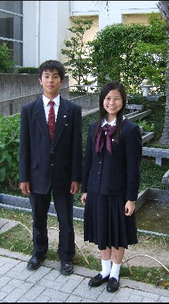 入試: 制服をご紹介します。